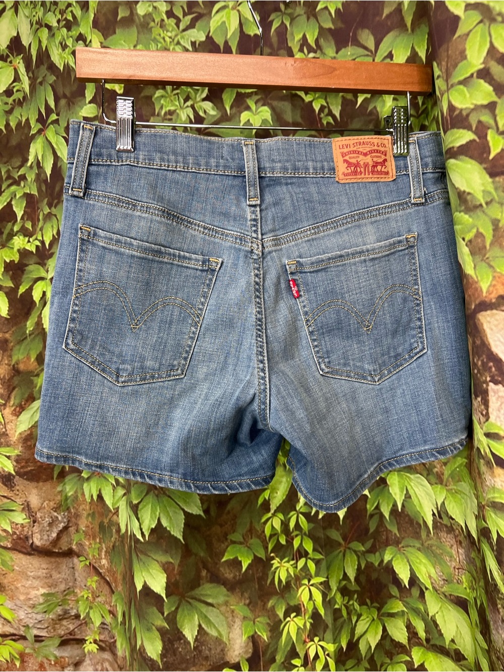 LEVI'S Mid-Length Medium Wash Classic Five Pocket Summer Shorts, 27 - Picture 12 of 14